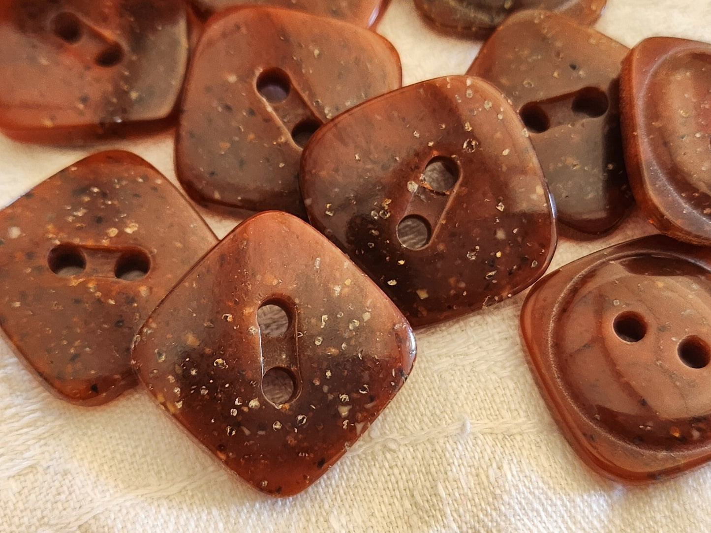 Lot 11 boutons vintage marron à trous 2,2 cm ref 3083