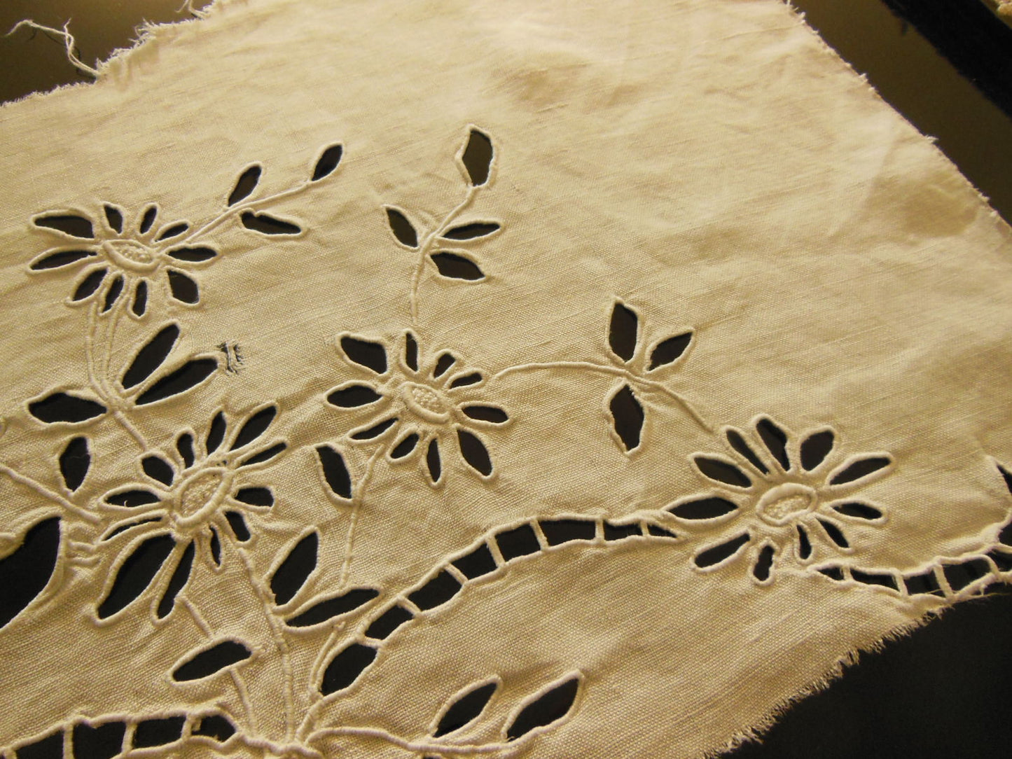 Broderie ancienne grosse main ajourée dentelle pour recup incrustation B7