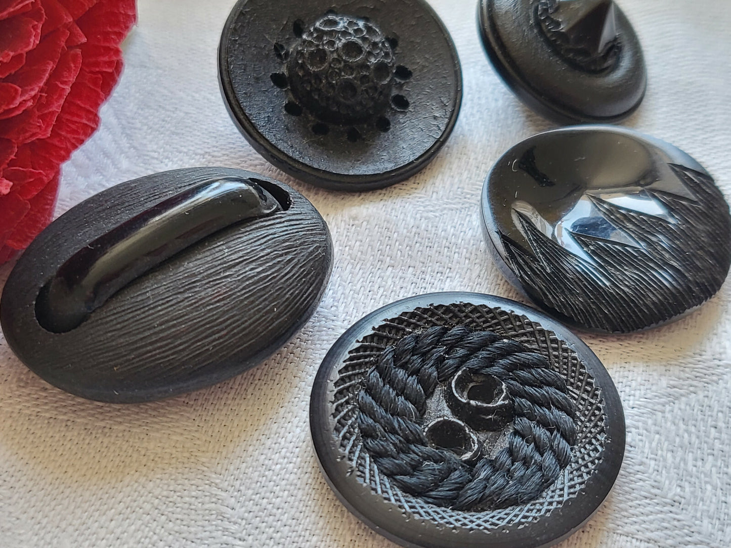 Lot 5 Boutons vintage panaché noir travaillé 2,2 cm à 2,6 cm ref 4562