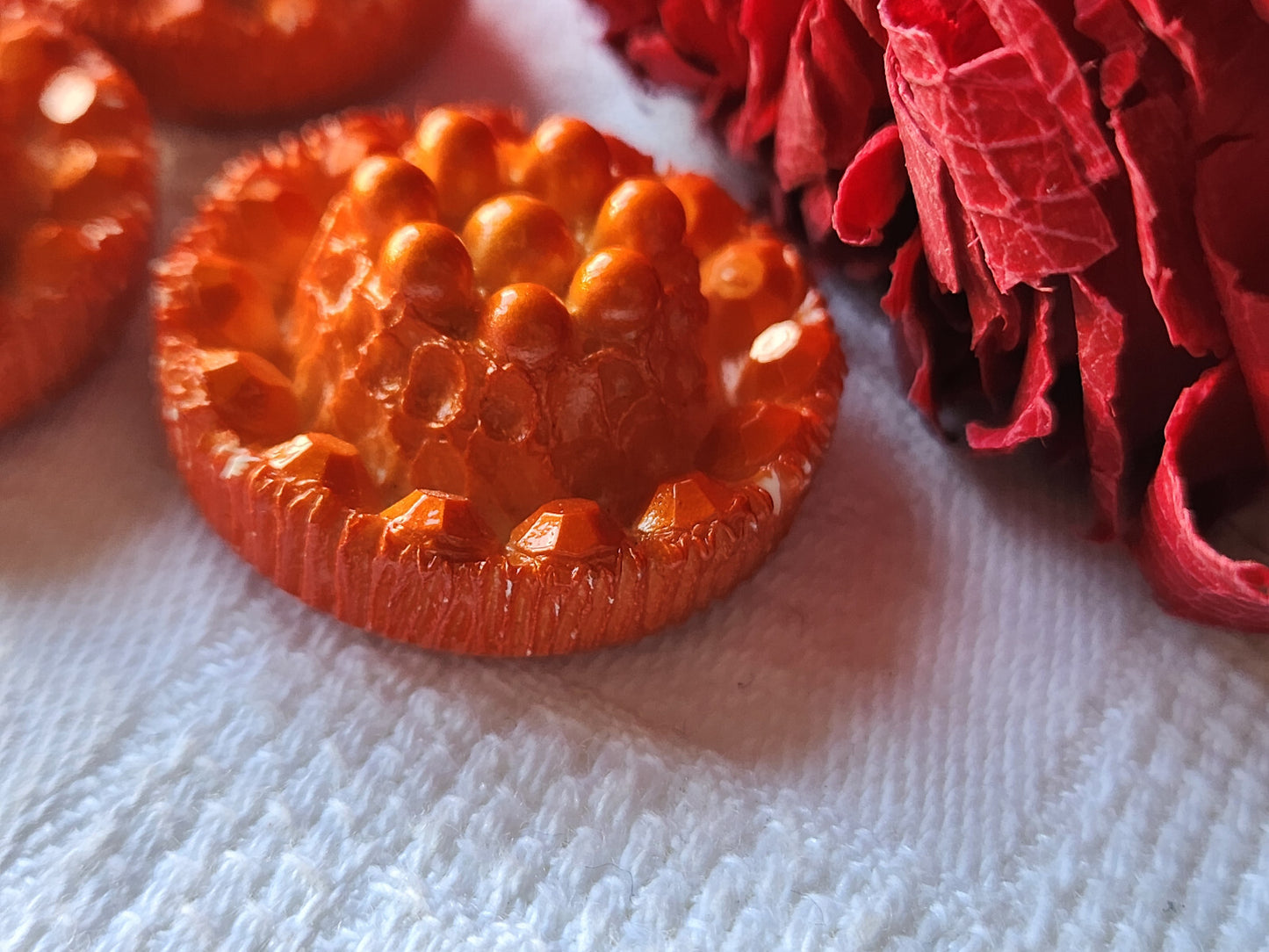 Trio boutons vintage en résine orange pied 2,7 cm ref 5619