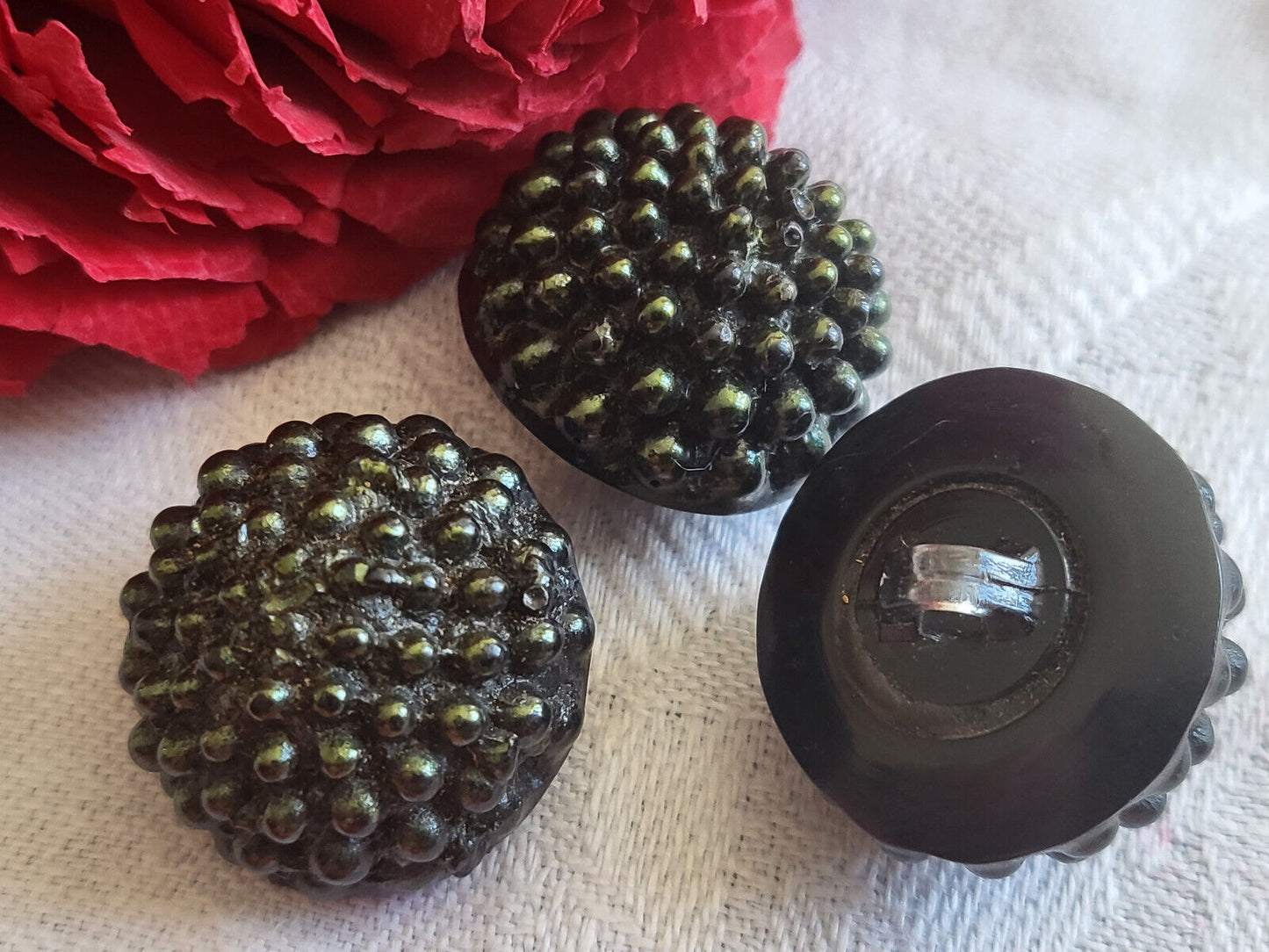 Trio boutons vintage en résine noir et vert à pied 2 cm ref 1931