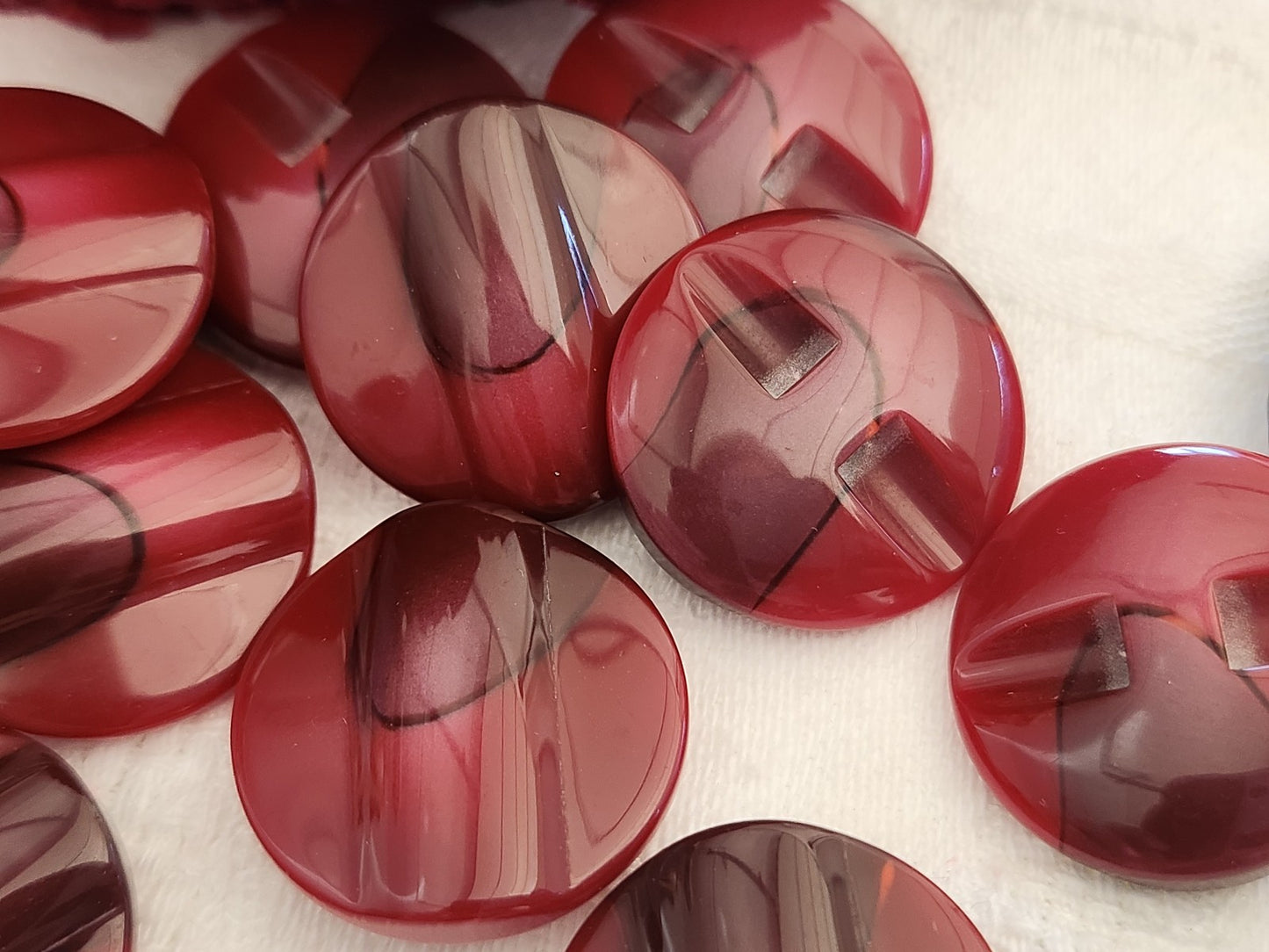 Lot 7 boutons vintage camaieu rouge travaillé pied 2,2 cm ref 1785