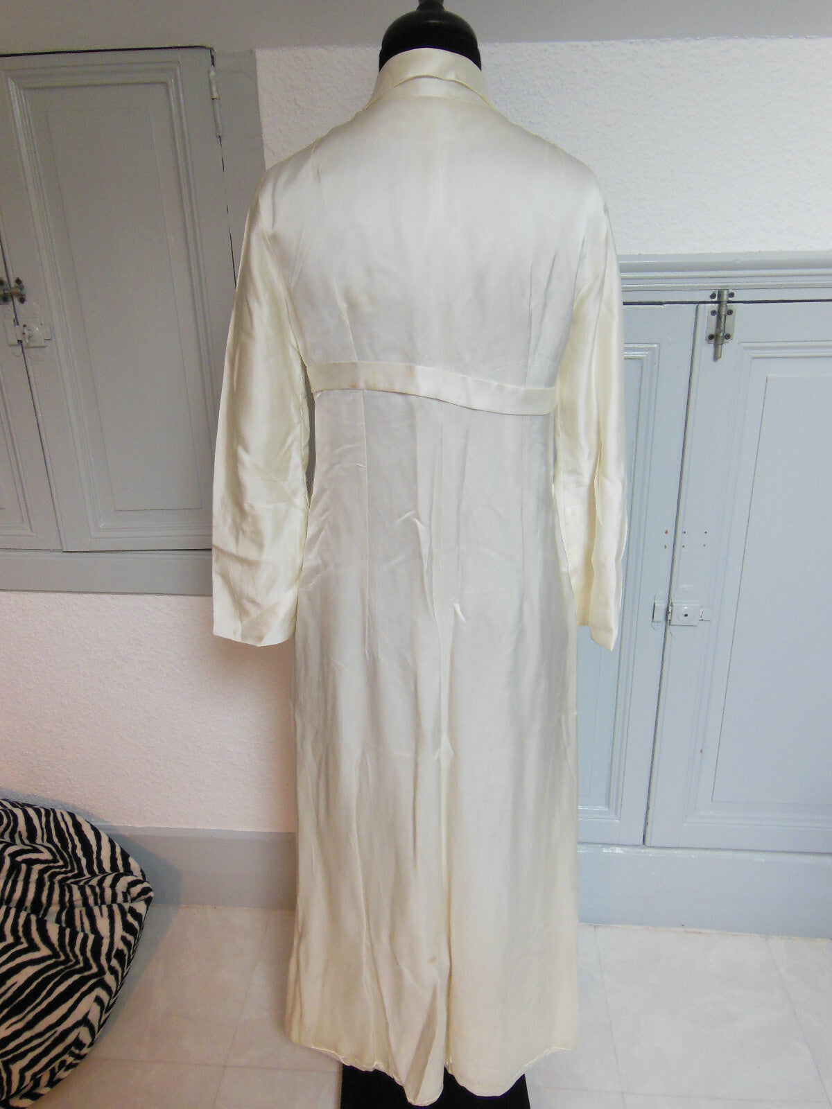 Ancien dessus veste en satin épais raide ou manteau cérémonie taille 36, B4