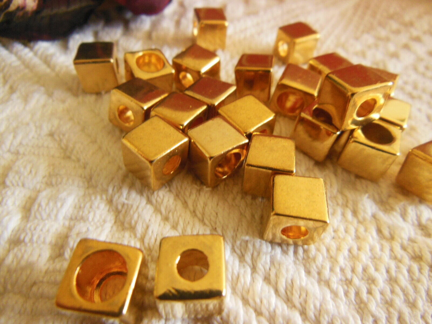 Lot 4 embouts pour cordon en métal doré mercerie couture ou création bijoux T17