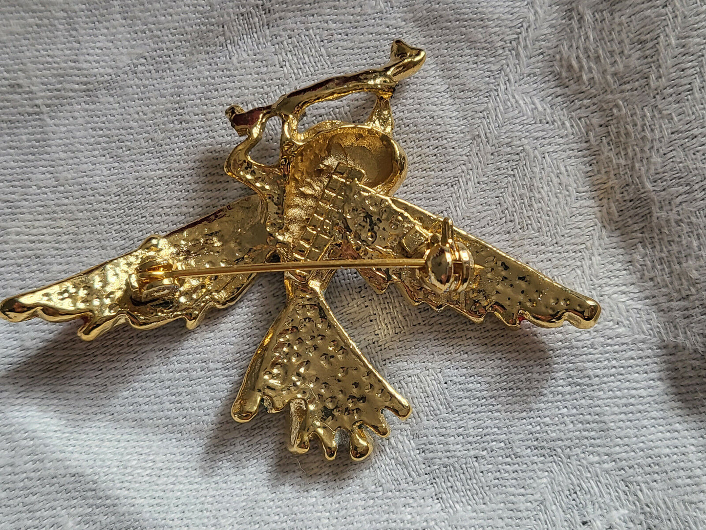 Broche métal doré émaillé vert rouge argenté 4,2 sur 5,8 cm