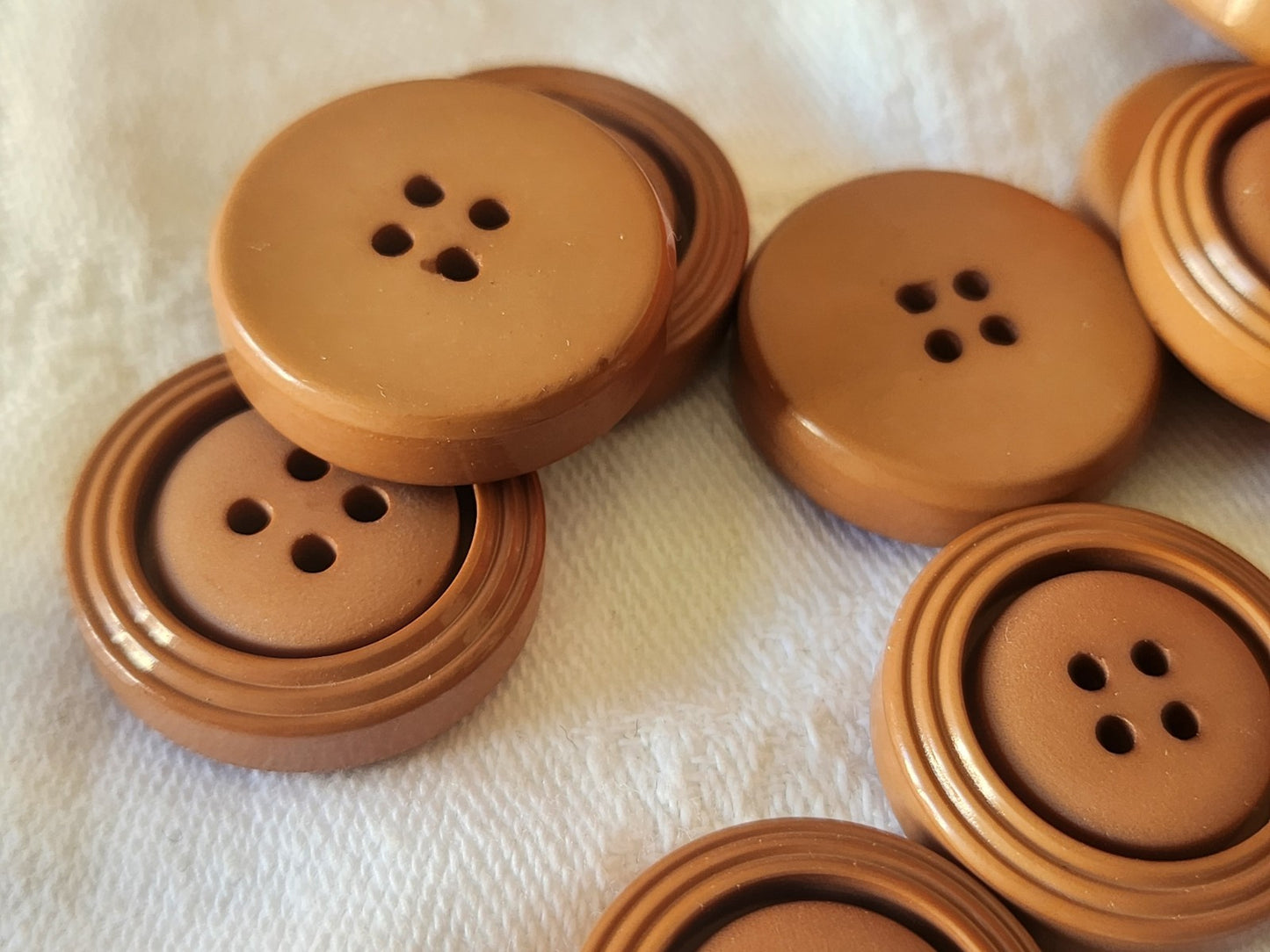 Lot 6 boutons vintage marron épais mat trous 2,2 cm ref 6114