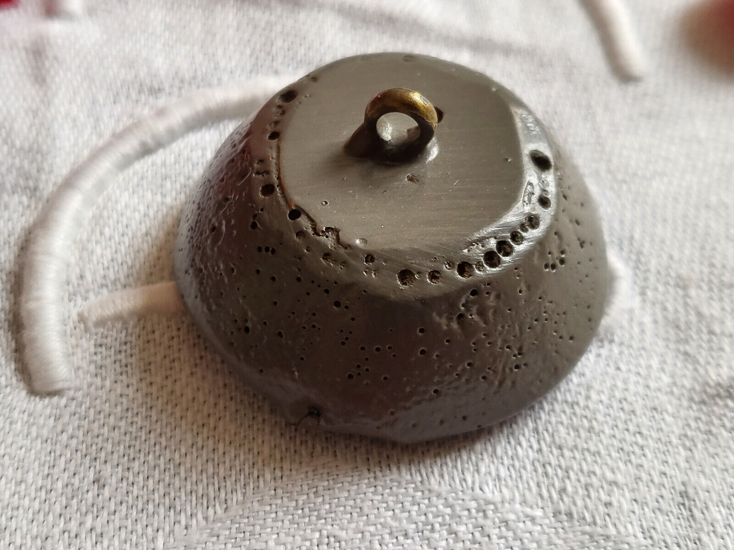 Gros bouton en résine gris à pied volume vintage 3,5 cm G14p