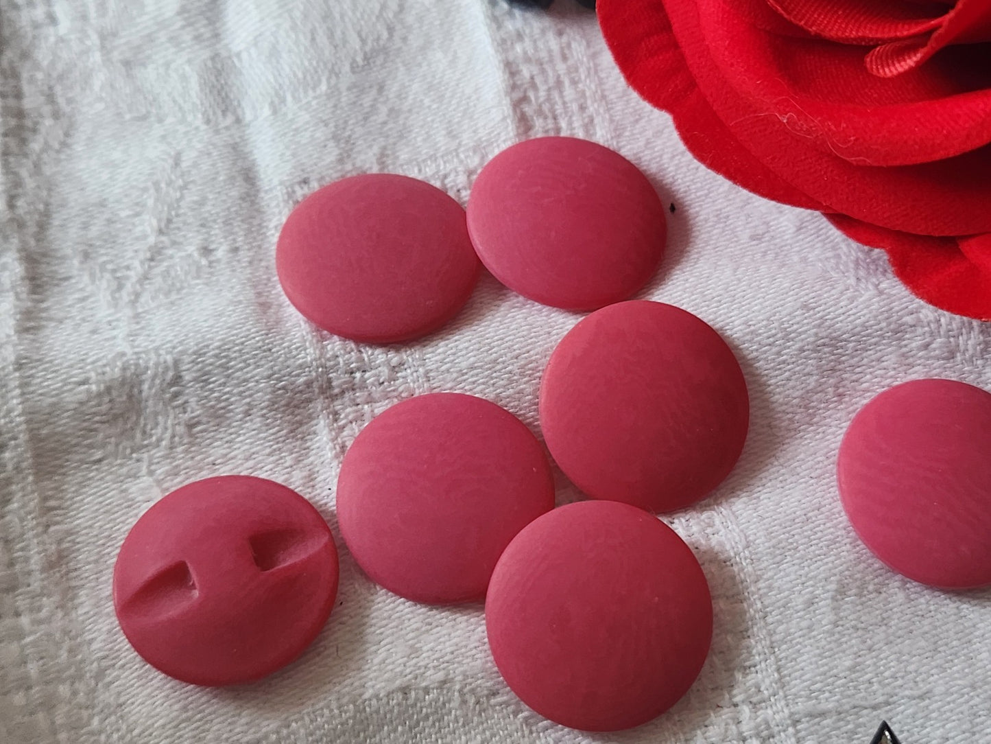 Lot 7 boutons vintage rose mat veiné à pied 2 cm ref 4846