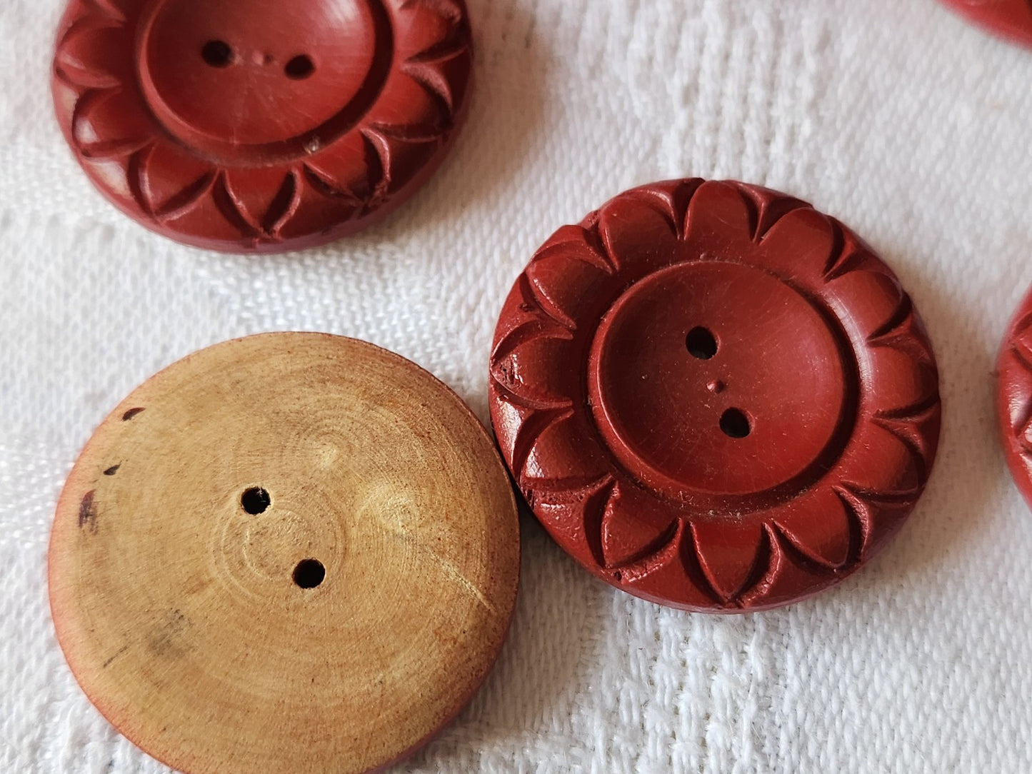 Lot 6 gros boutons anciens en bois rouge à trous ciselé 2,6 cm ref 758