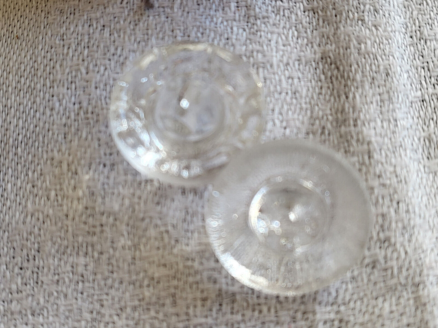 Duo boutons anciens en verre transparent fort relief 1,7 cm vintage G16G