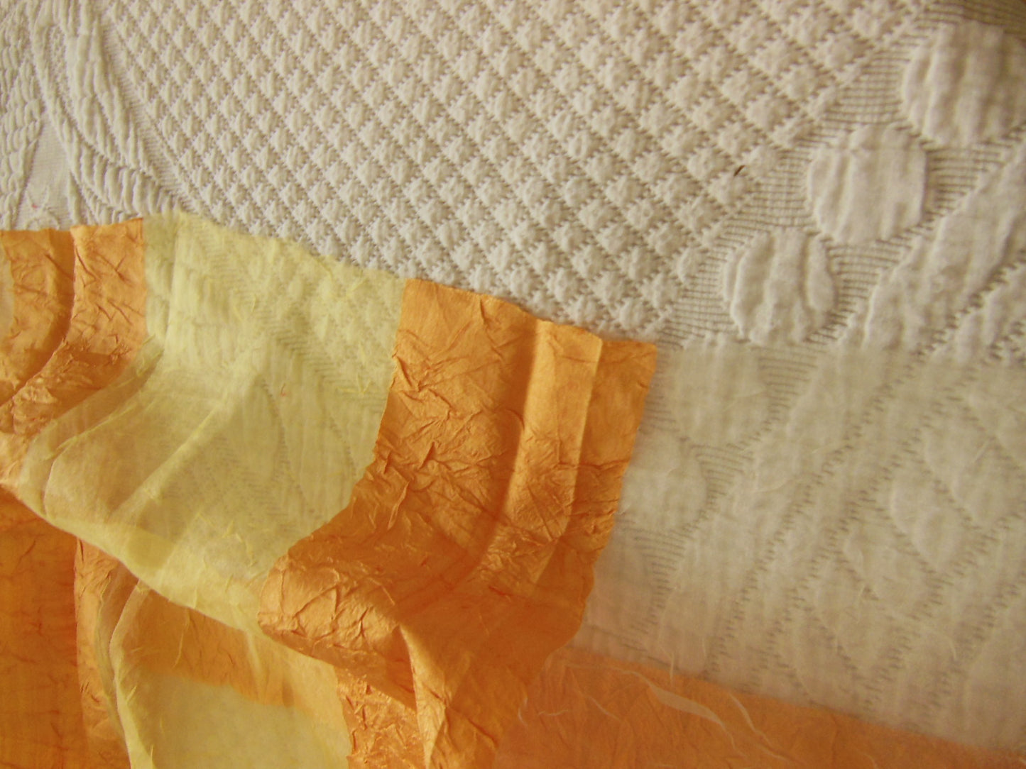 Coupon tissu brillant voilage orange jaune 74 cm sur 63 cm B3