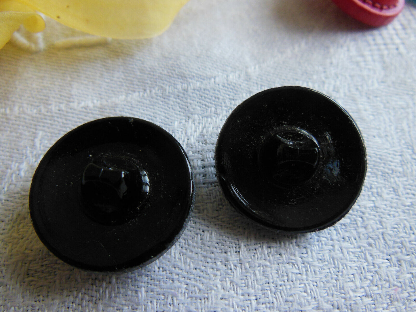 Duo boutons anciens en verre noir gros travaillé à pied diamètre 2,2 cm D14Q