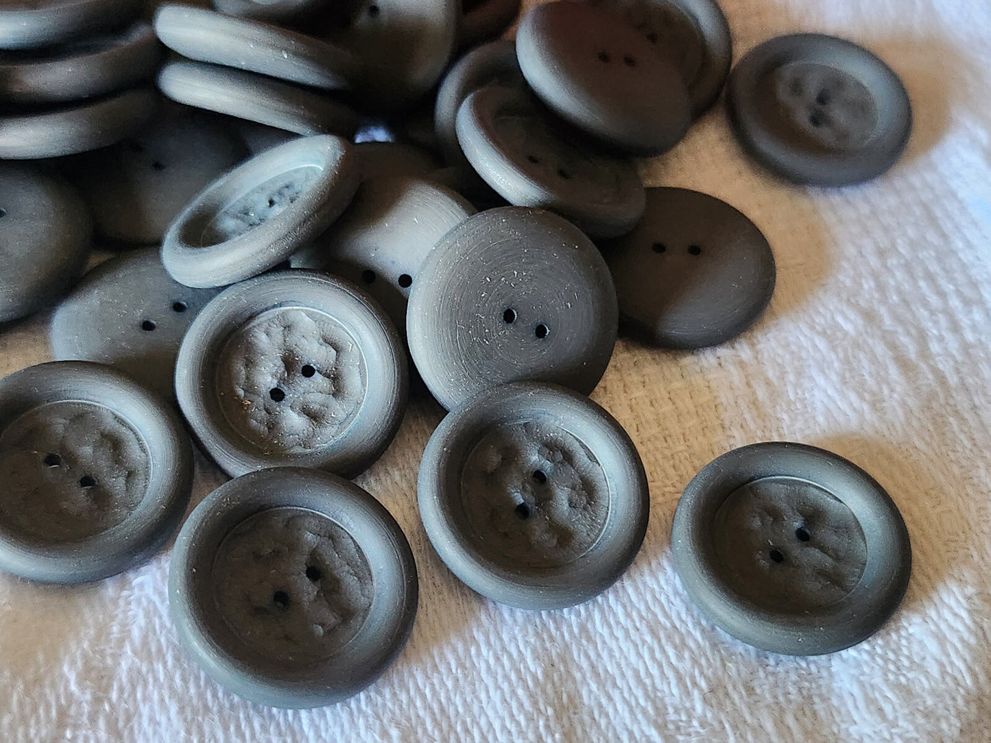 Lot 17 boutons vintage texturé mat gris trous 1,7 cm ref 5835
