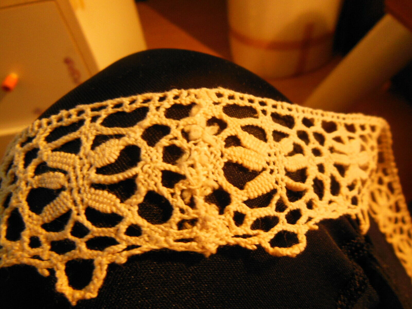 Dentelle large ancienne 1 mètre 40 sur 4 cm T3-34