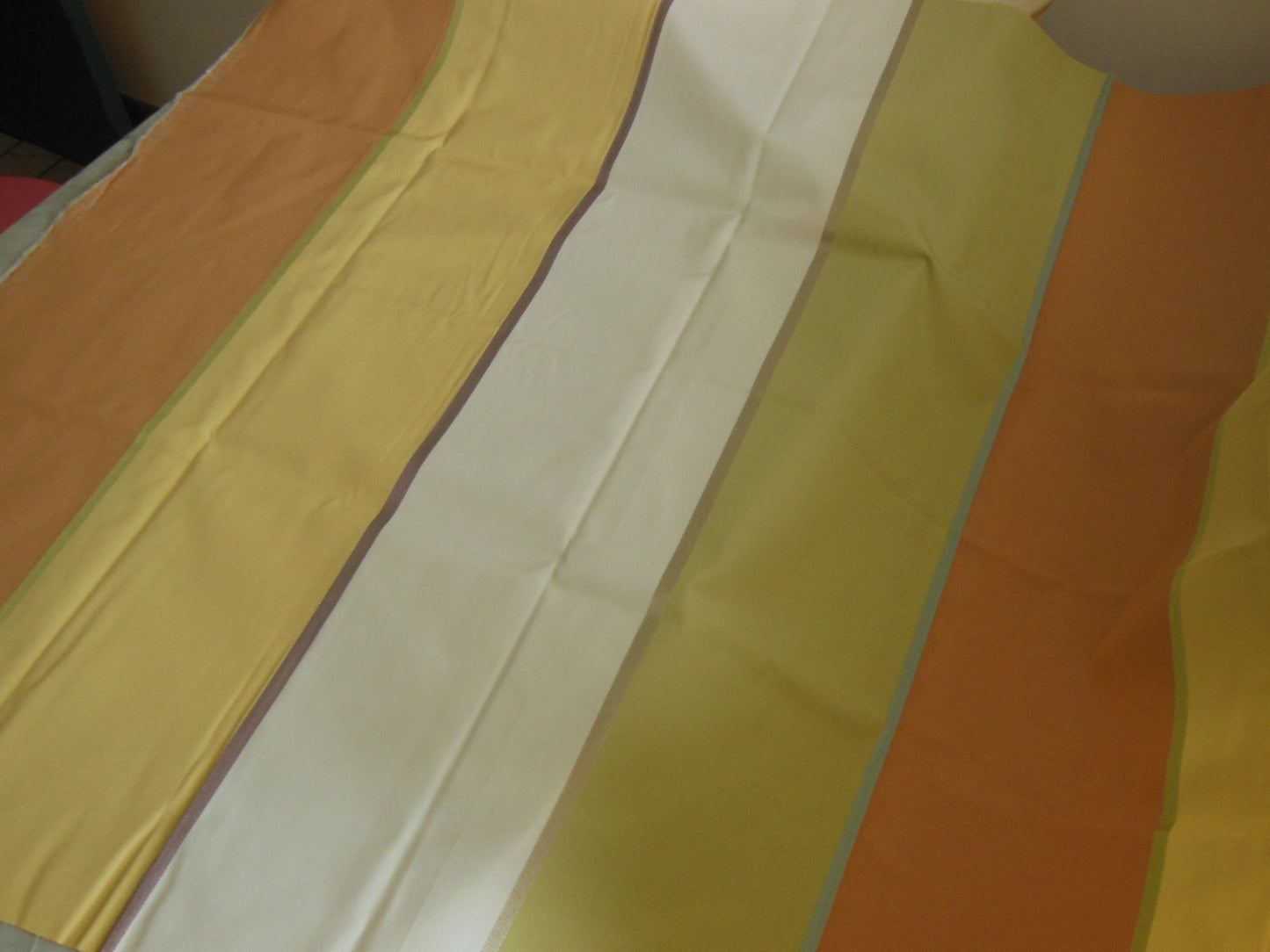 Coupon tissu lumineux opaque vert blanc marron 1 m48 sur 92 cm B3