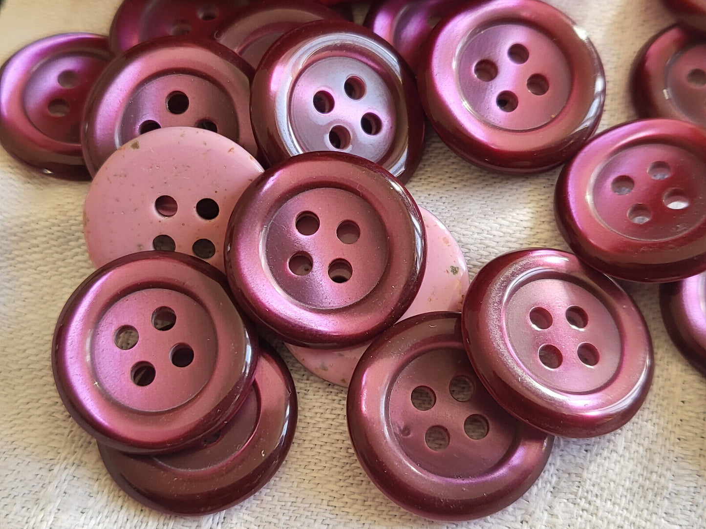 Lot 18 boutons vintage effet iminacre violet nacré 4 trous 1,8 cm ref 2665