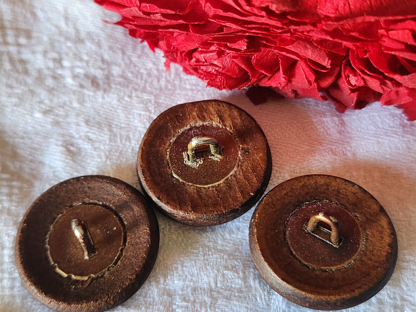 Trio boutons anciens en cuir marron gros pied métal 2,5 cm ref 5924