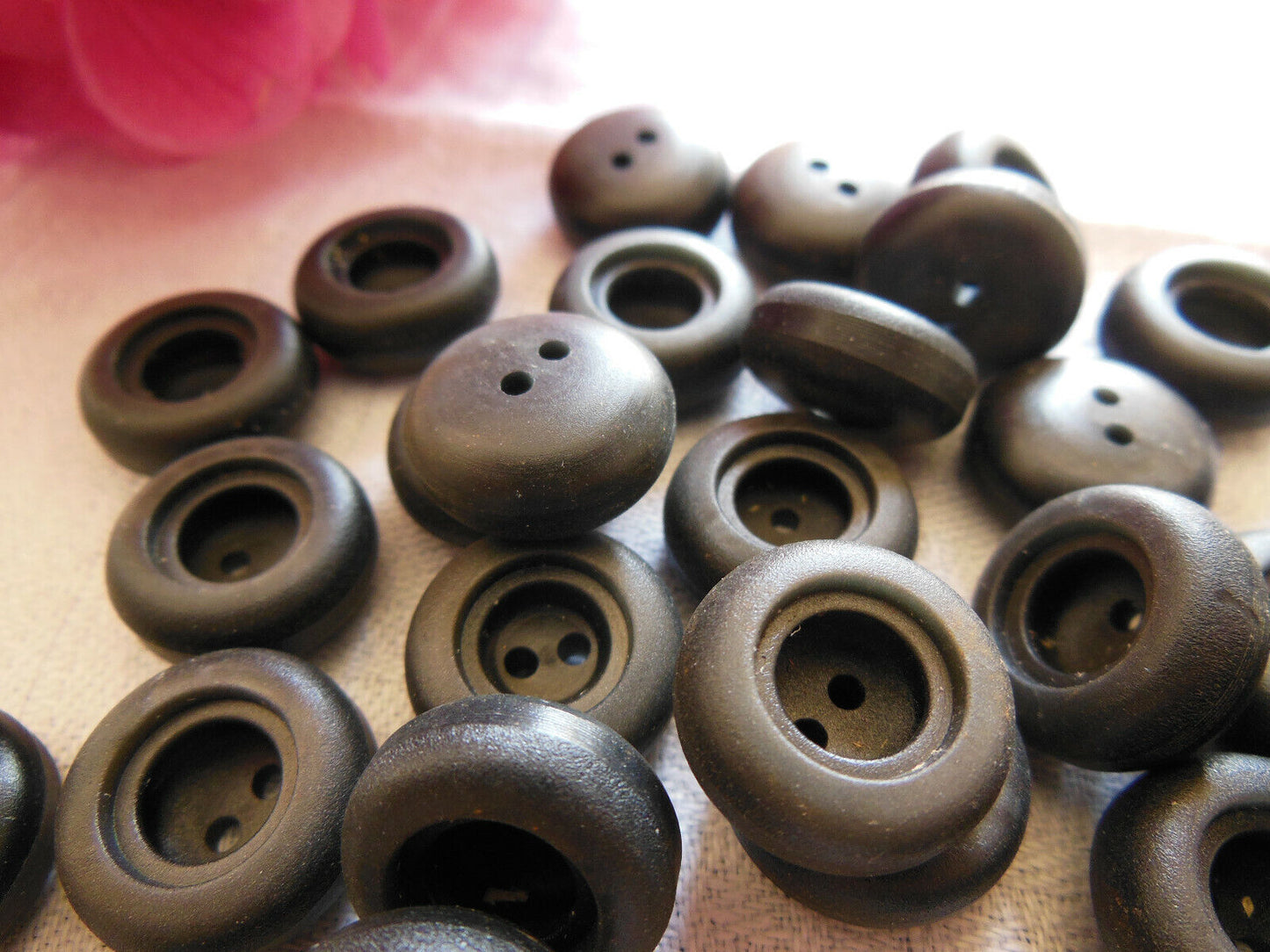 Lot 26 petits boutons vintage gris epais mat diamètre 1,4 cm ref 3520