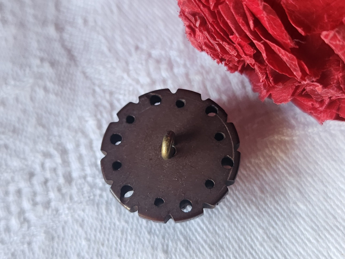 Bouton ancien collection marron sculpté joli ajouré motif 2,2 cm ref 5623