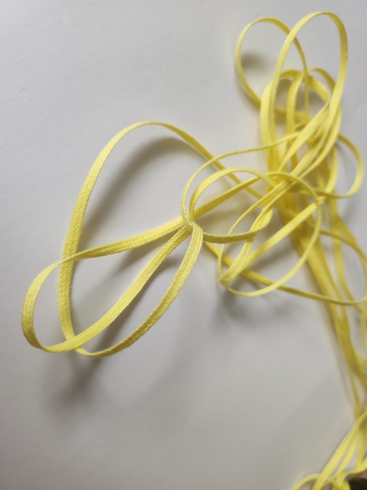 Biais ruban plat cordon fin lacet corsage 10 mètres sur 0,4 cm Jaune Tisserin A4