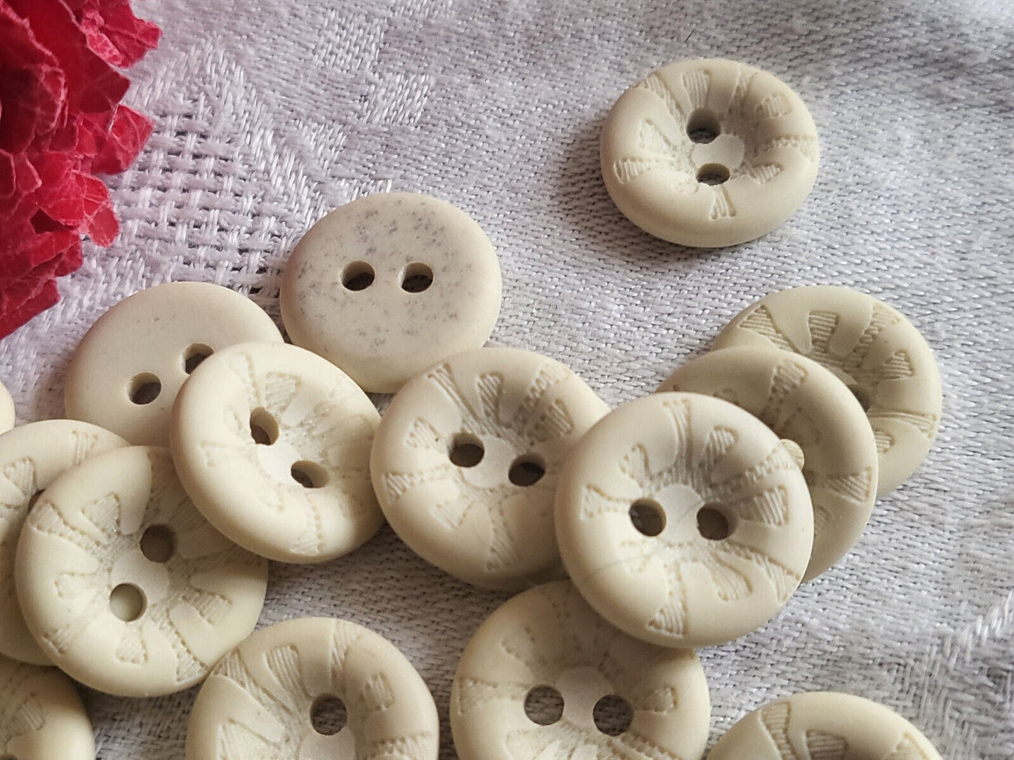 lot 26 boutons creme motif à trous petits 1,5 cm ref 5290