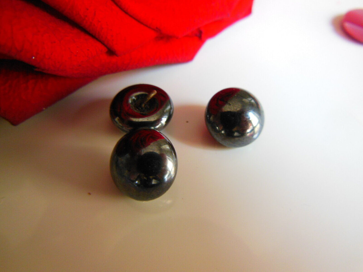 Trio petits boutons anciens gris hématite? verre ? diamètre: 1 cm D17O