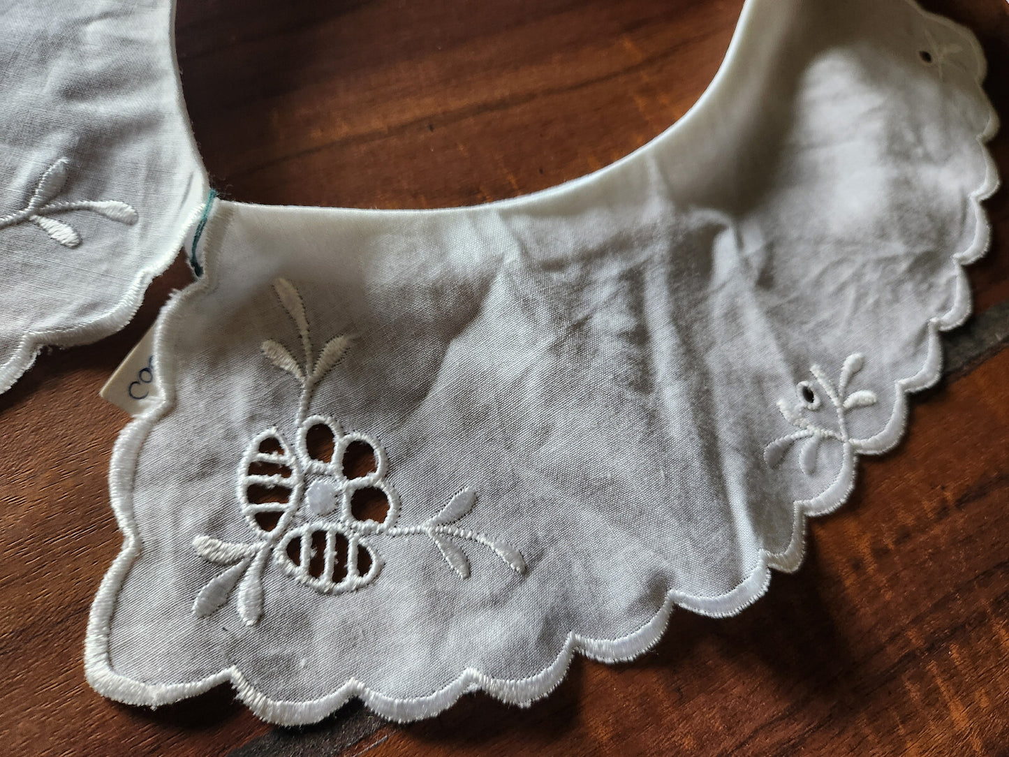 Ancien col en tissu broderie lumineuse en relief blanc B7-64