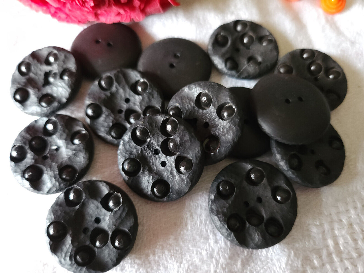 Lot 6 boutons vintage marron trés foncé effet perlé à trous 2,2 cm ref 1583