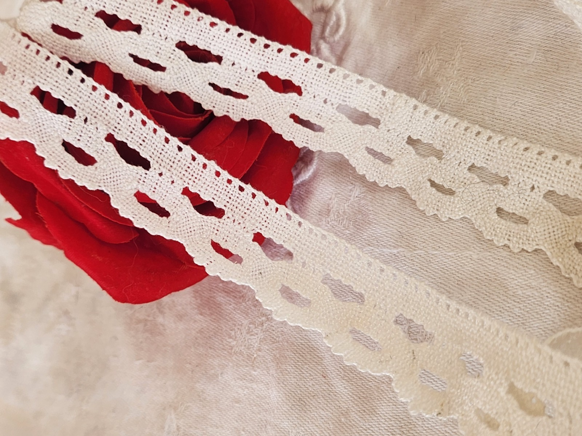Dentelle ancienne blanche large 5 mètre 50 sur 2,2 cm T2-12