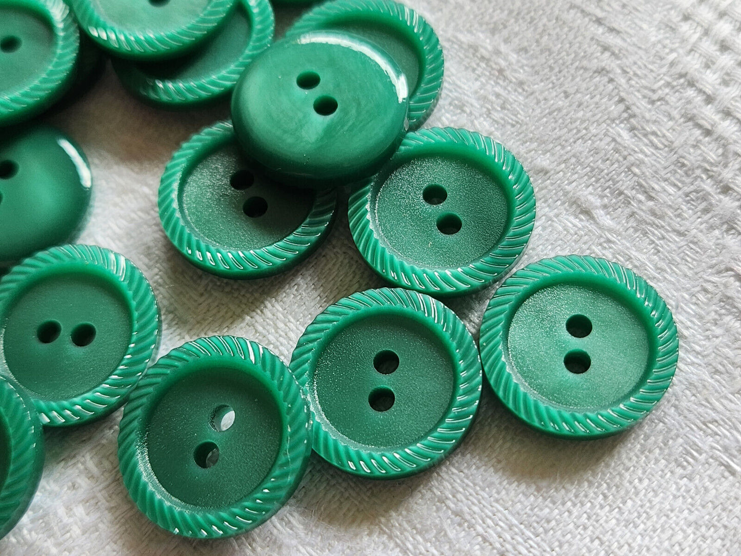 Lot 16 boutons vintage vert pourtour travaillé à trous 1,5 cm ref 1415