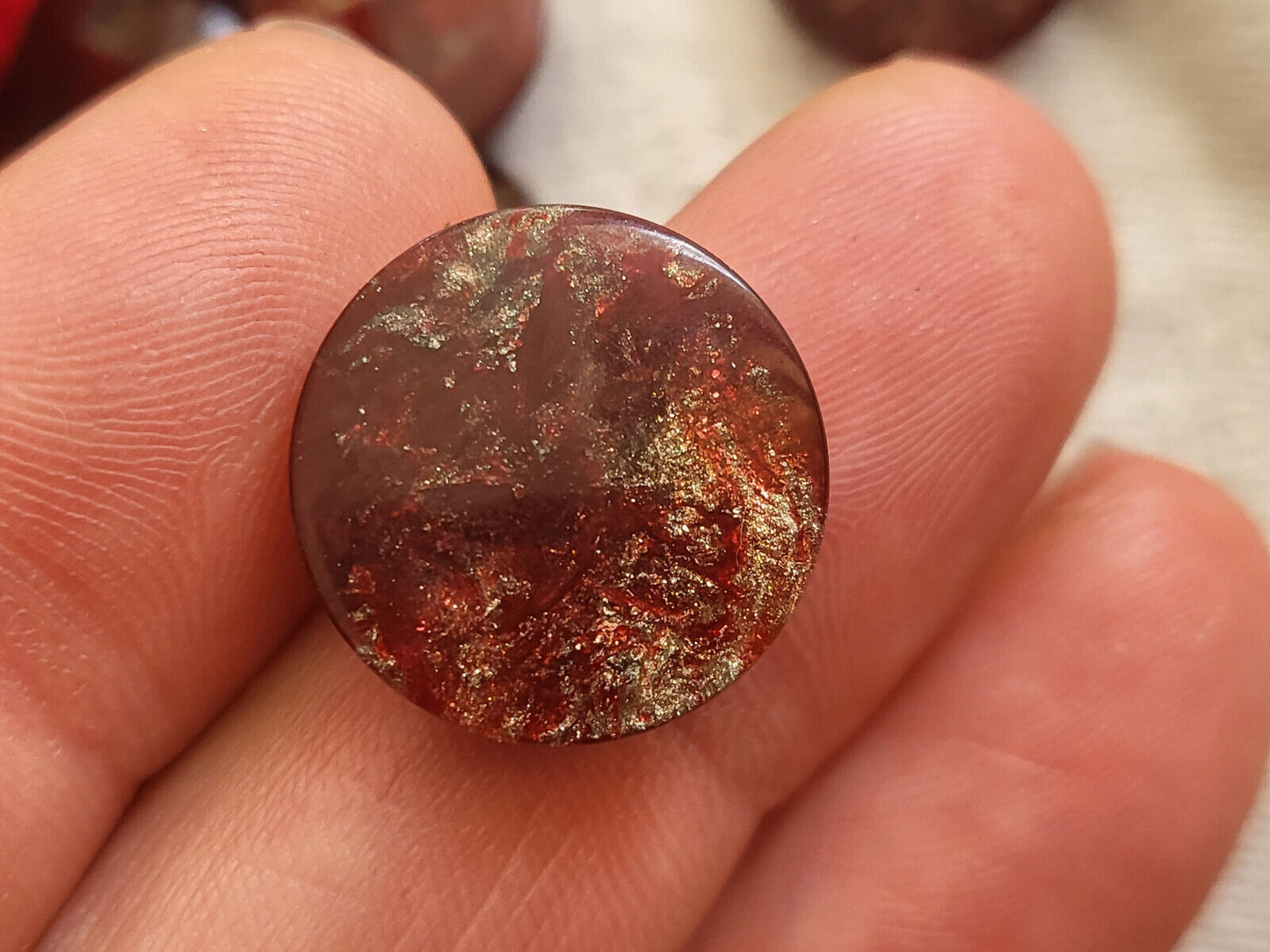 Lot 7 jolis boutons vintage inclusion doré rouge foncé pied 1,7 cm ref 1723