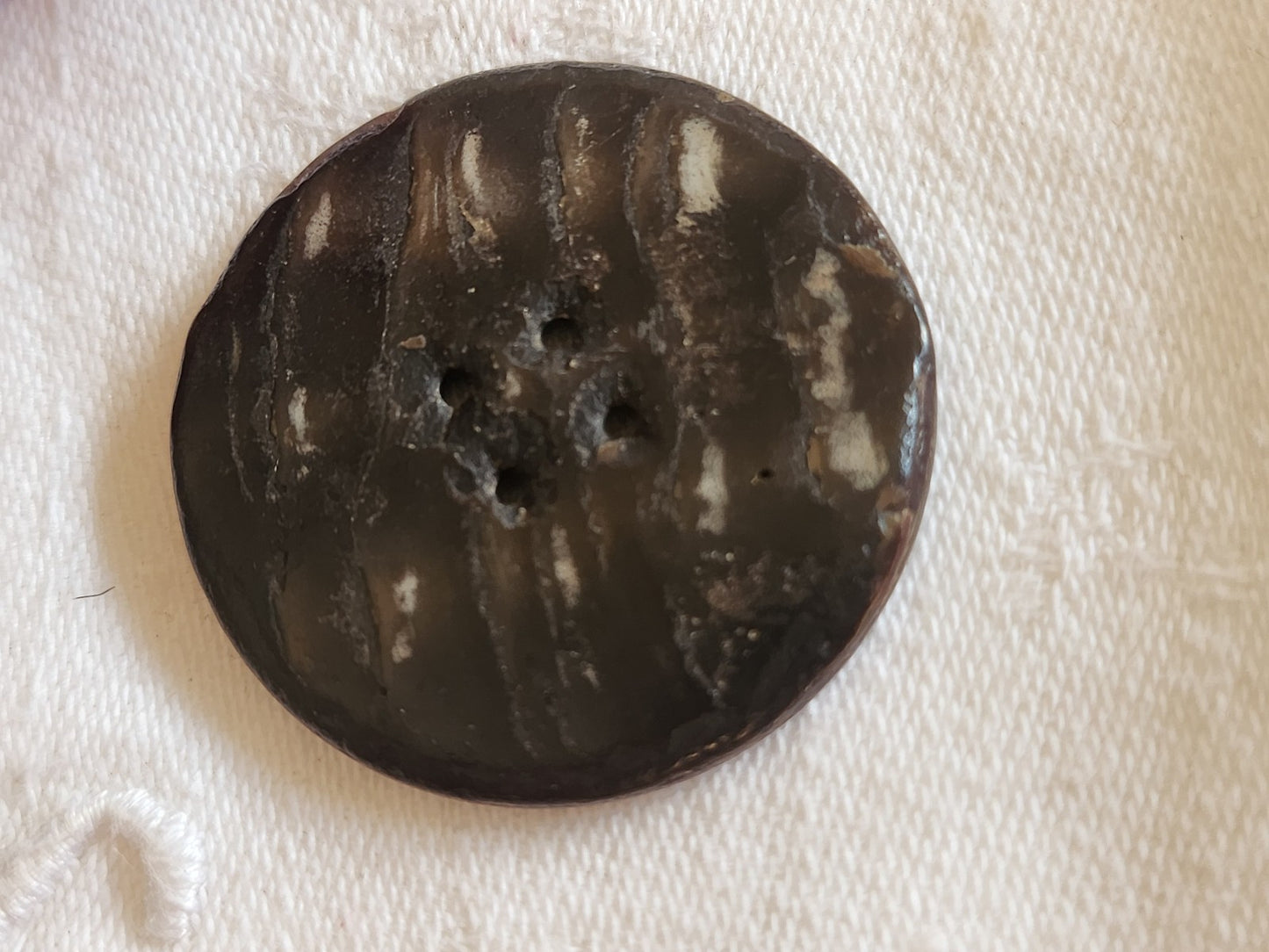 gros bouton ancien en nacre gris / grise diamètre: 3,6 cm D7F