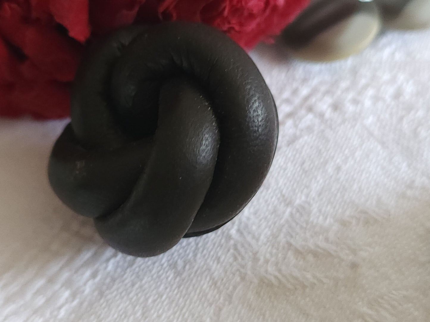 Gros bouton ancien en cuir 3,4 cm marron volume parurier collection ref 4926