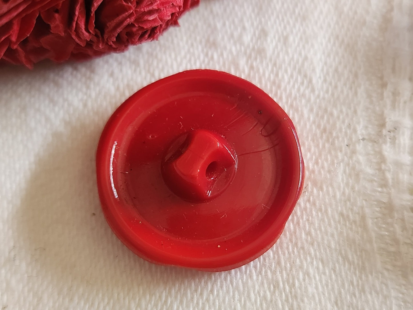 Bouton vintage en verre rouge travaillé 2,2 cm G7G
