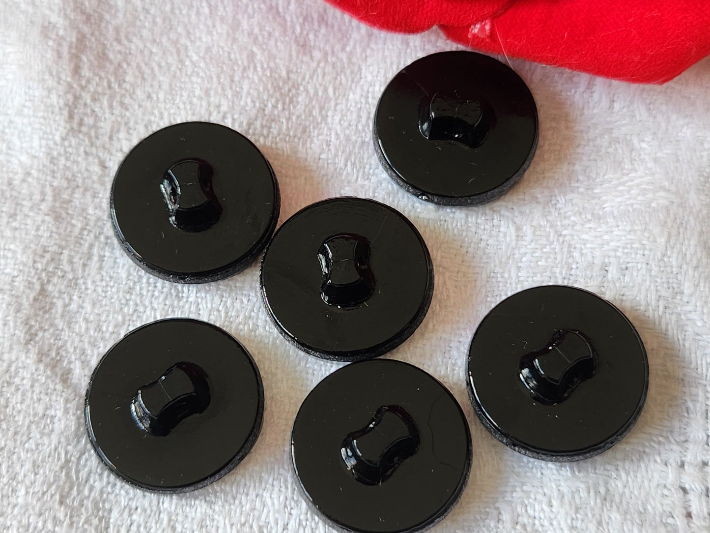 Lot 6 boutons anciens en verre noir 1,8 cm pied ref 0075