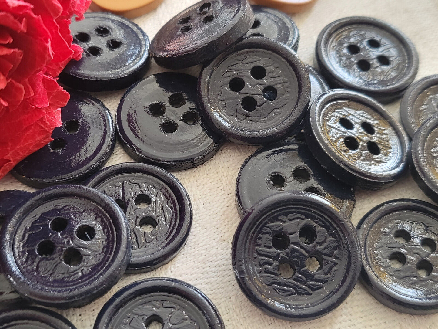 Lot 8 boutons anciens en bois peint? bleu 4 trous diamètre 1,7 cm ref 1662