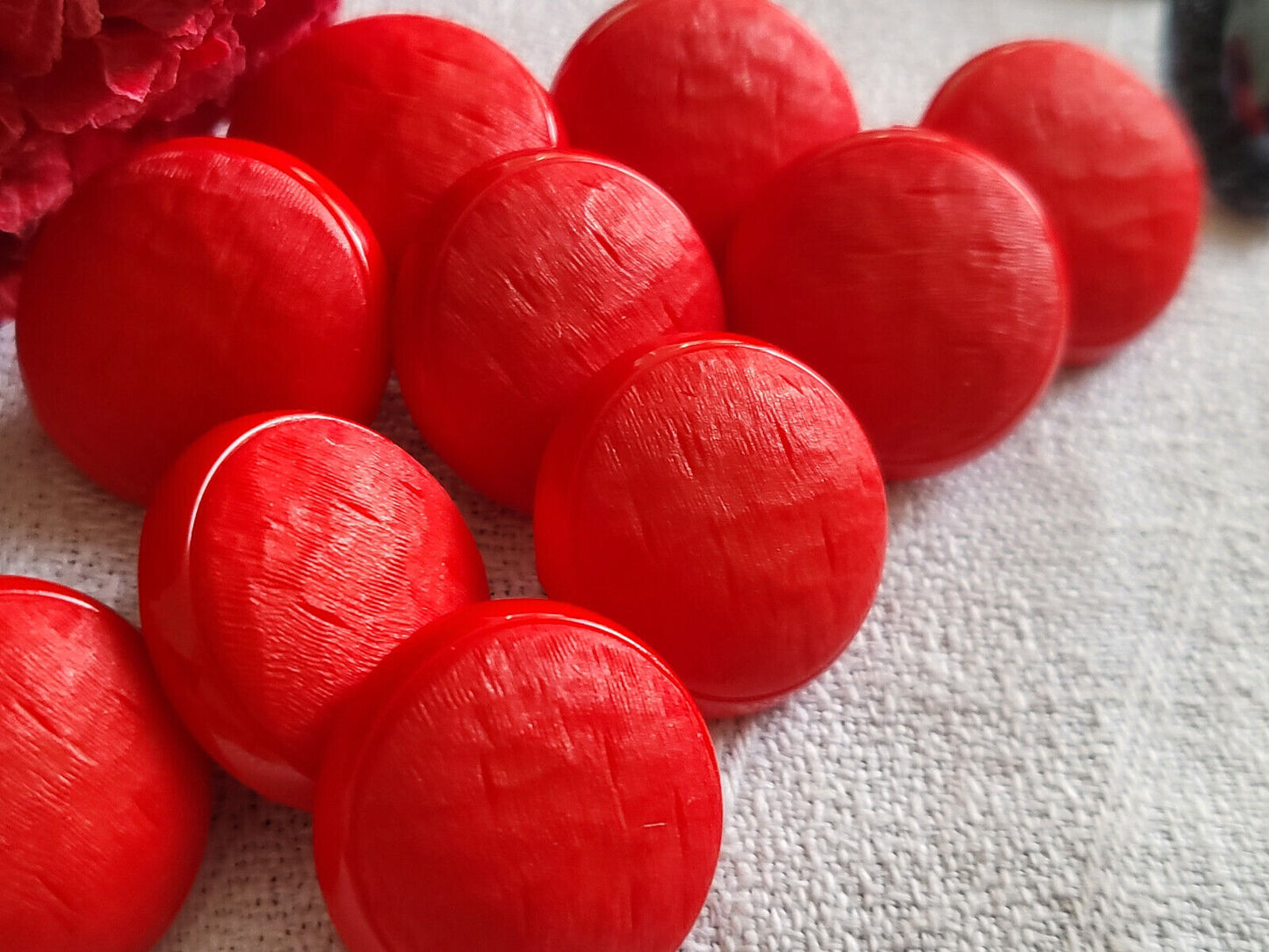 Lot 8 ou 10 boutons vintage rouge bombé à pied 1,7 cm et 2,2 cm Kitch ref 3278
