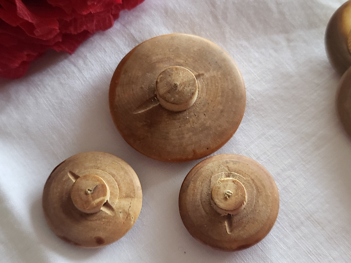 Trio anciens boutons en bois peint à pied 1,8 cm et 2,5 cm D5F