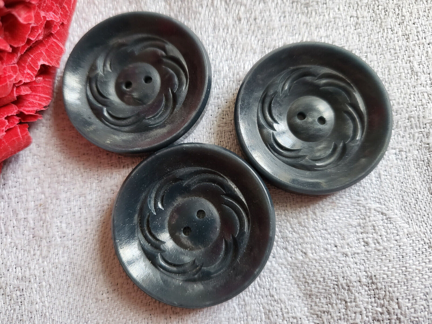 Trio gros boutons vintage gris ciselé motif diamètre 2,6 cm ref 2352