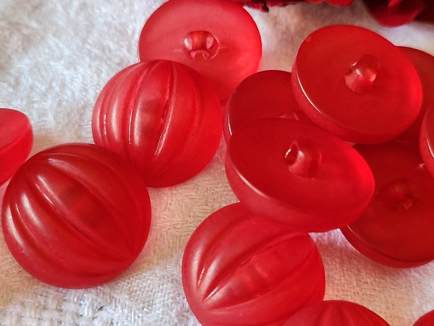 Lot 6 gros boutons vintage rouge mat bombé pied 2,3 cm ref 3153