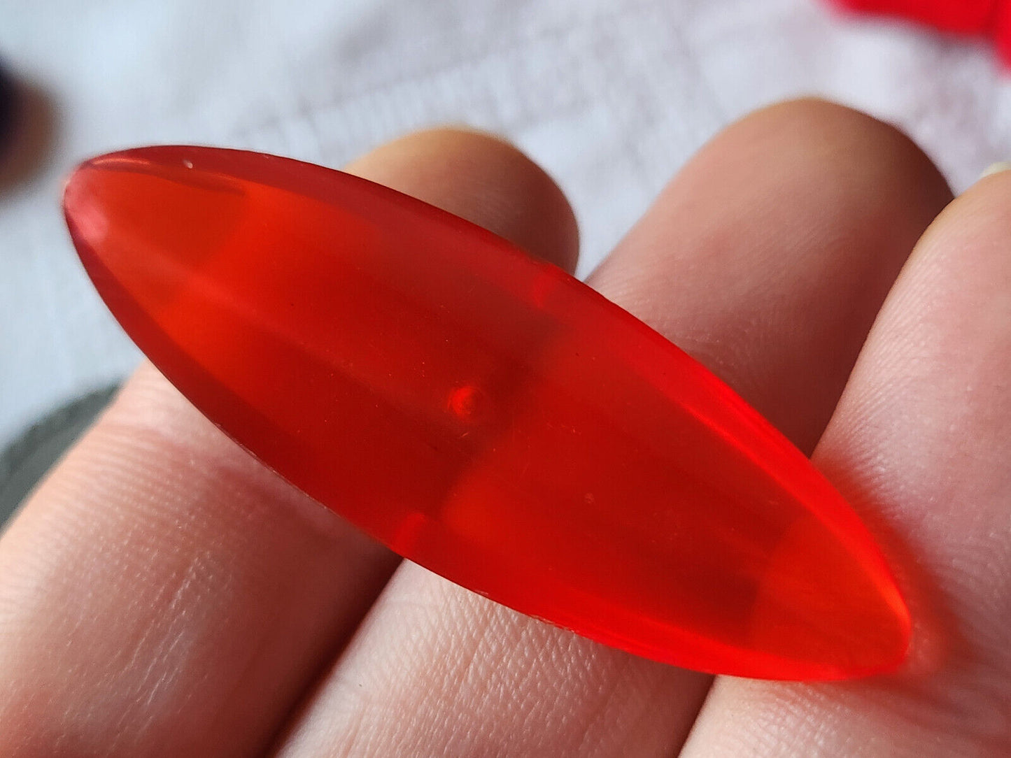 collection trés long bouton ancien rouge vintage 4,8 cm ref 1919