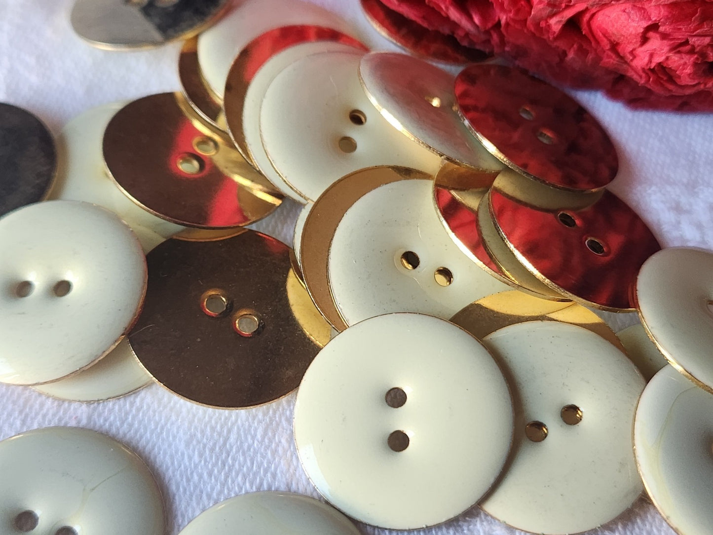 Lot 10 boutons vintage en métal emaillé creme 2,1 cm trous ref 5302
