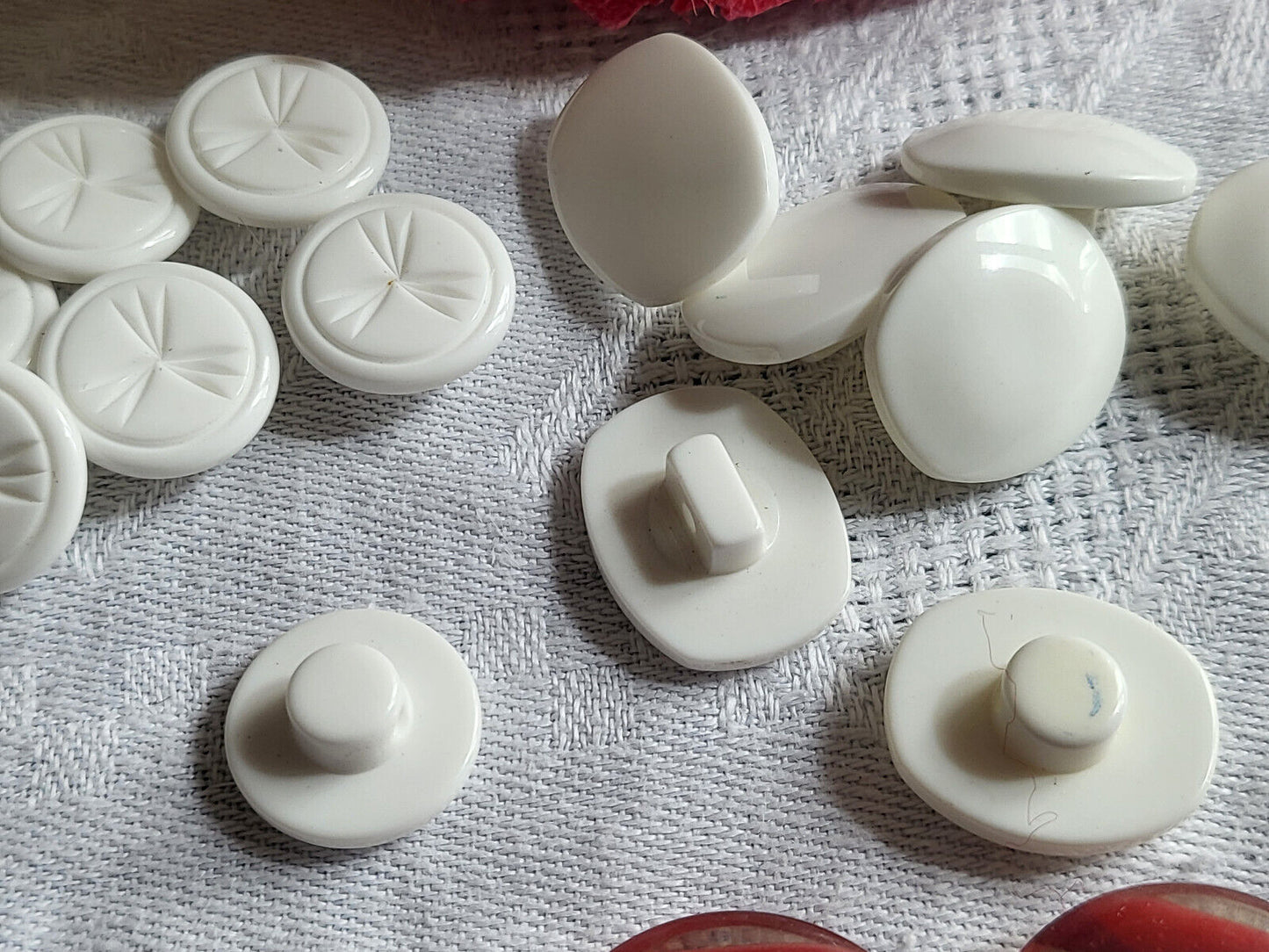 Lot 14 boutons vintage panaché blanc 3 séries à pied 1,4 à 1,5 cm ref 5790
