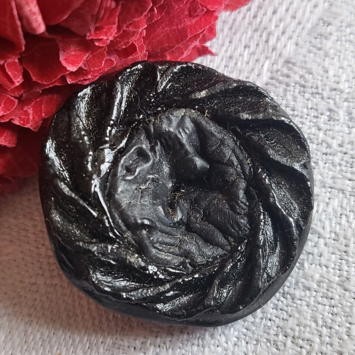 Bouton vintage en résine noir cœur mat pied collection 2,5 sur 2,6 cm D5D