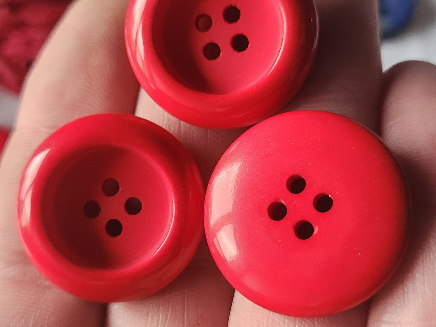 Lot 6 gros boutons vintage rouge 2,5 cm épais trous ref 4815