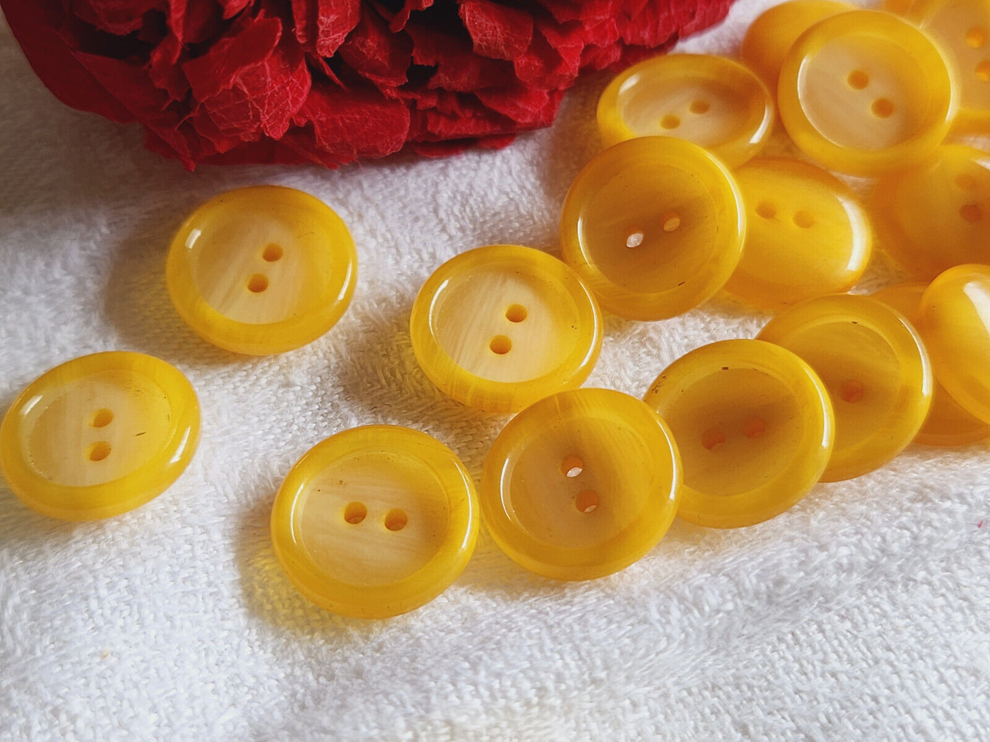 Lot 21 boutons vintage jaune veiné camaïeu trous petits 1,4 cm ref 4715