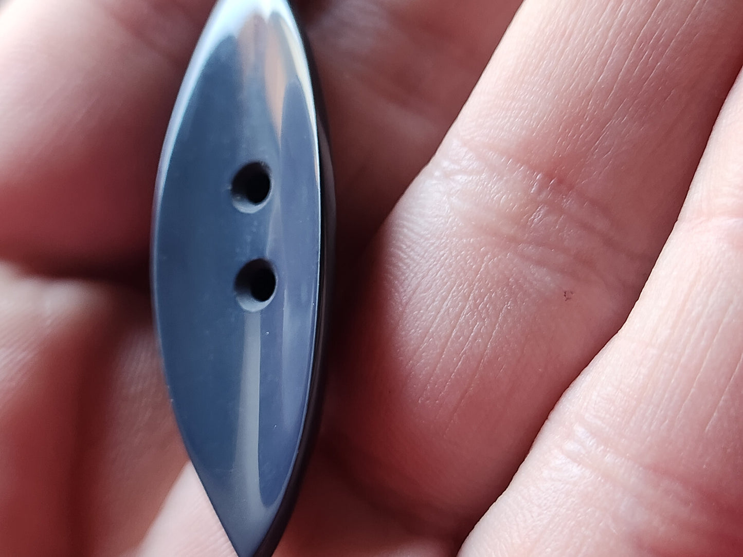 Long bouton vintage bleu 4,6 sur 1,6 cm piéce interressante XXL ref 2089