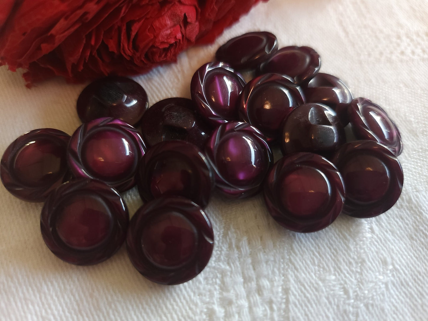 Lot 15 boutons vintage violet/prune lumineux travaillé pied 1,4 cm ref 5704