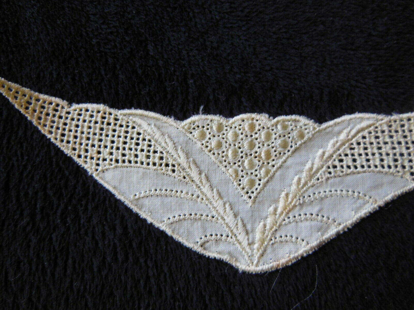 Incrustation application ancienne jaune pale 29,5 cm sur 4,7 cm dentelle T14-70