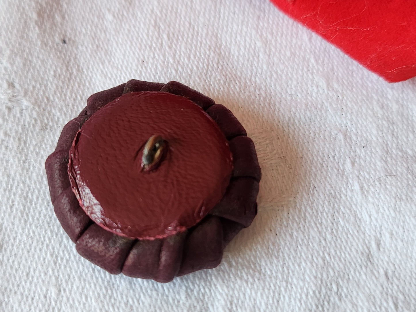 Bouton ancien en cuir lie de vin vintage rare 2,8 cm G17K